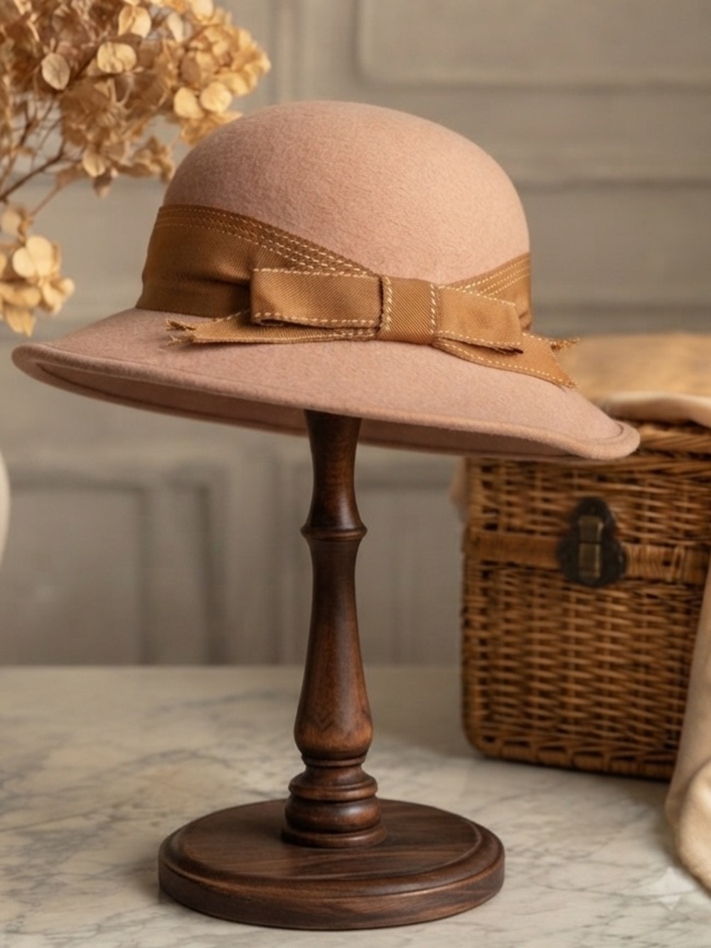Vintage Boutique Kates Canada Feutre Mouchoir
Felt Cloche Wide Brim Hat